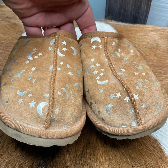 Womens UGG winter slippers size 6 chexk them out very nice thanks 🙏 - Picture 2 of 9